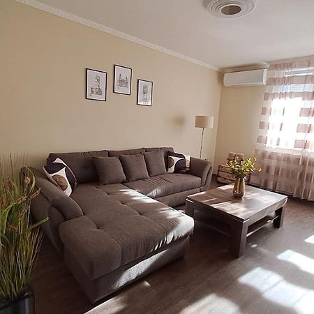 Szilfak City Apartman ไฮจ์ดุสโซบอสโล ภายนอก รูปภาพ