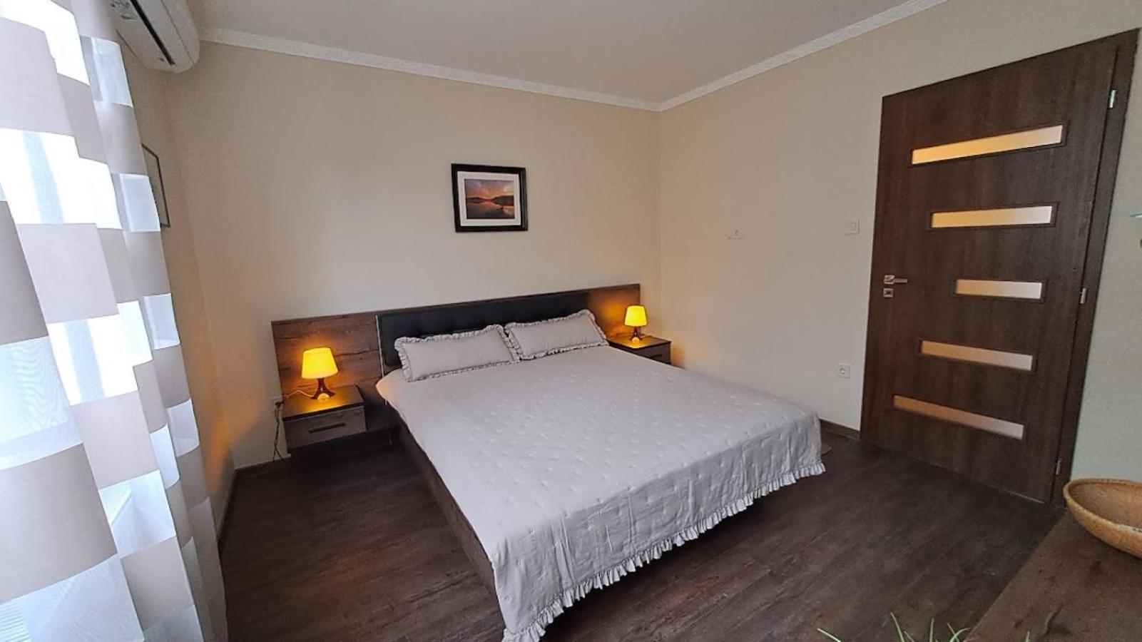 Szilfak City Apartman ไฮจ์ดุสโซบอสโล ภายนอก รูปภาพ