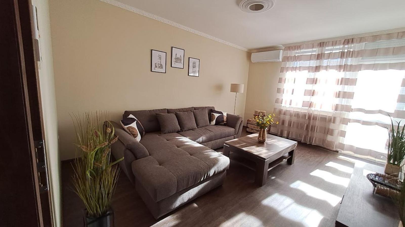 Szilfak City Apartman ไฮจ์ดุสโซบอสโล ภายนอก รูปภาพ