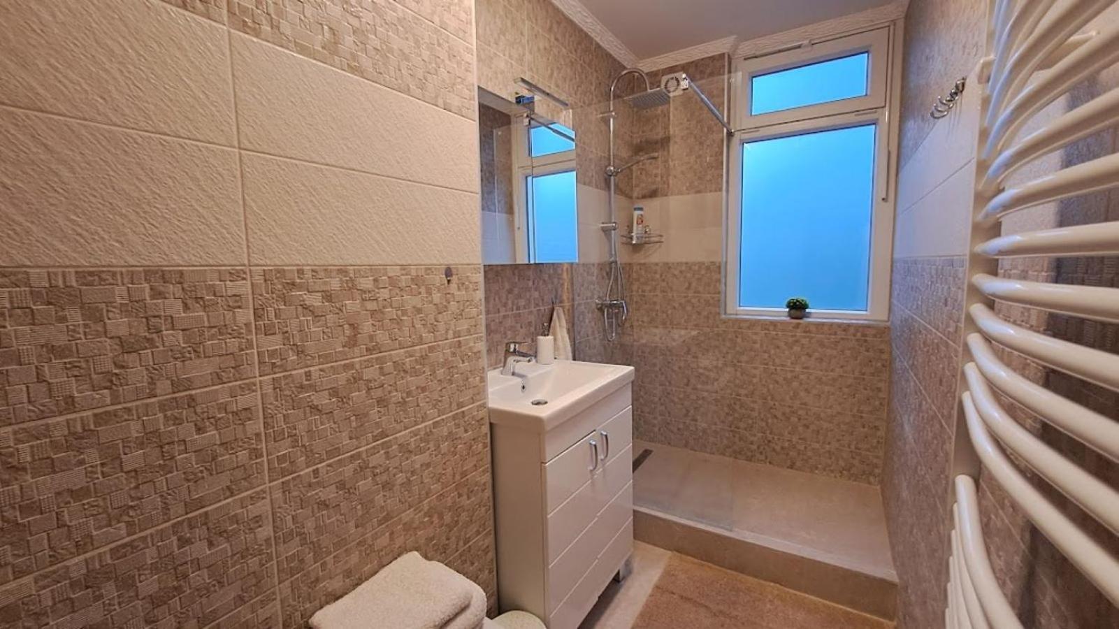 Szilfak City Apartman ไฮจ์ดุสโซบอสโล ภายนอก รูปภาพ