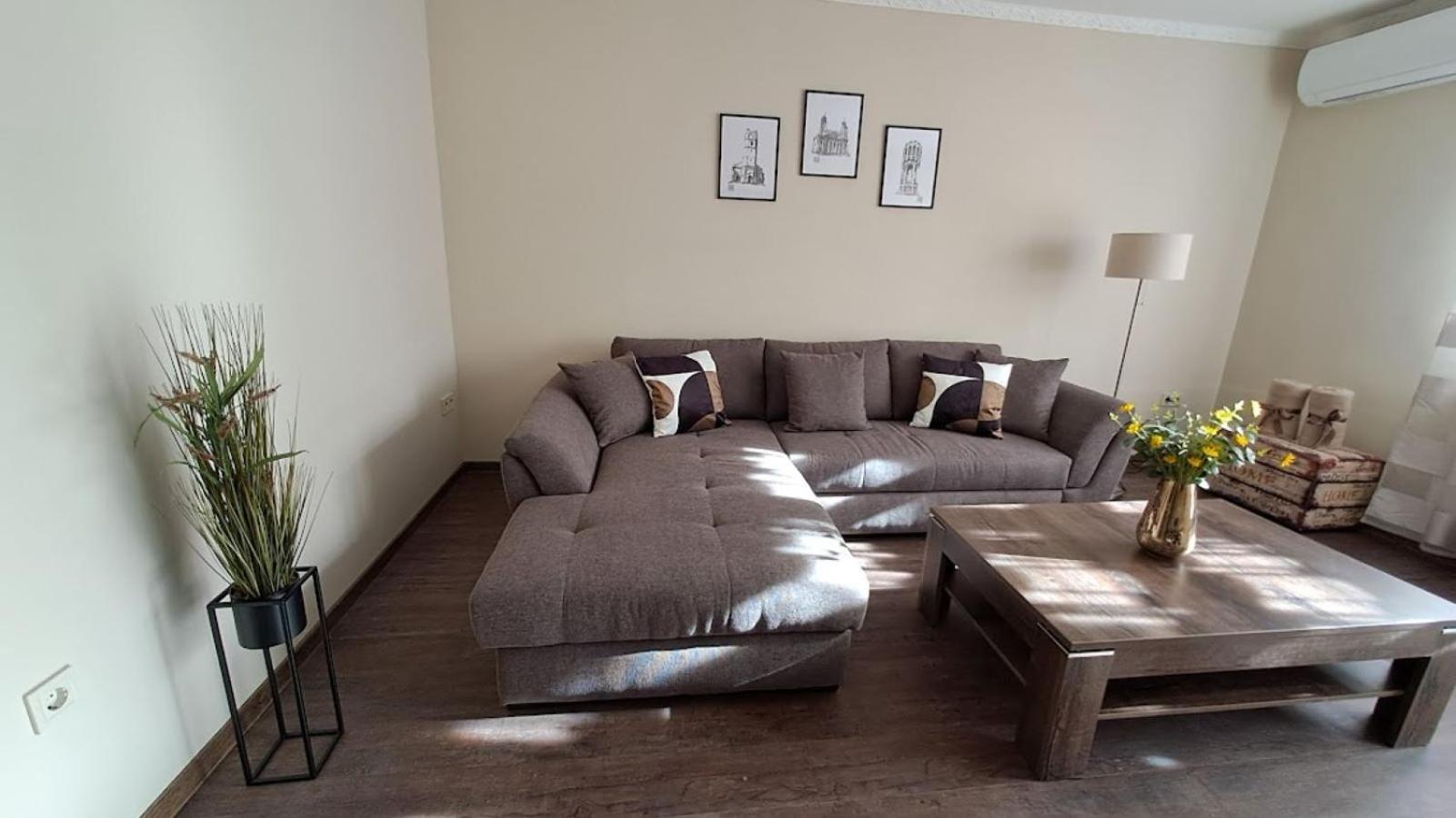Szilfak City Apartman ไฮจ์ดุสโซบอสโล ภายนอก รูปภาพ