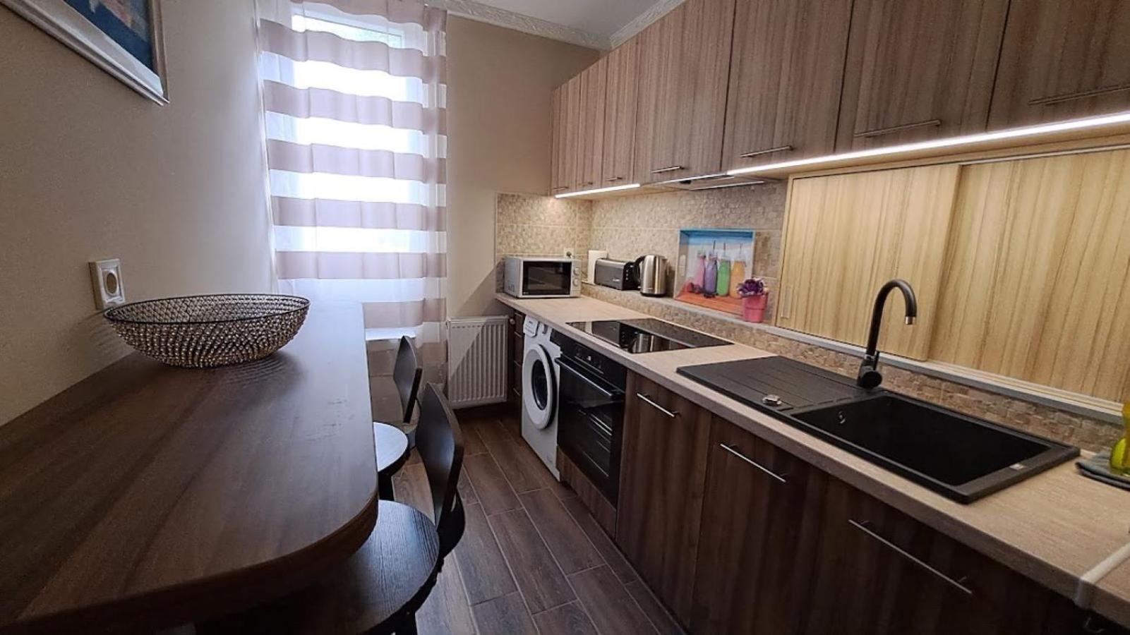Szilfak City Apartman ไฮจ์ดุสโซบอสโล ภายนอก รูปภาพ