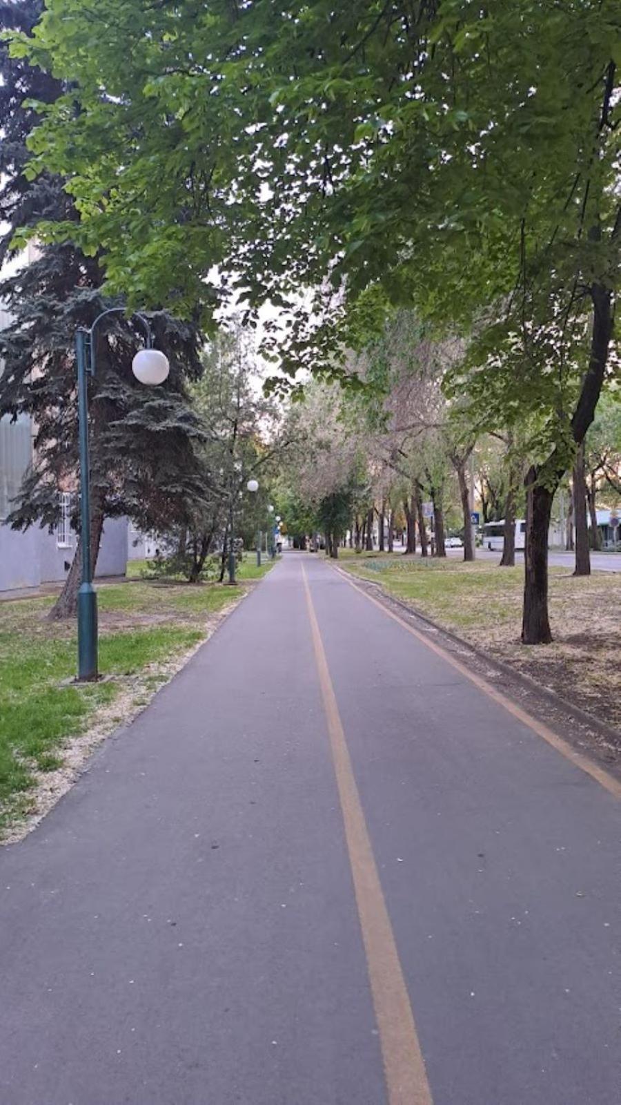 Szilfak City Apartman ไฮจ์ดุสโซบอสโล ภายนอก รูปภาพ
