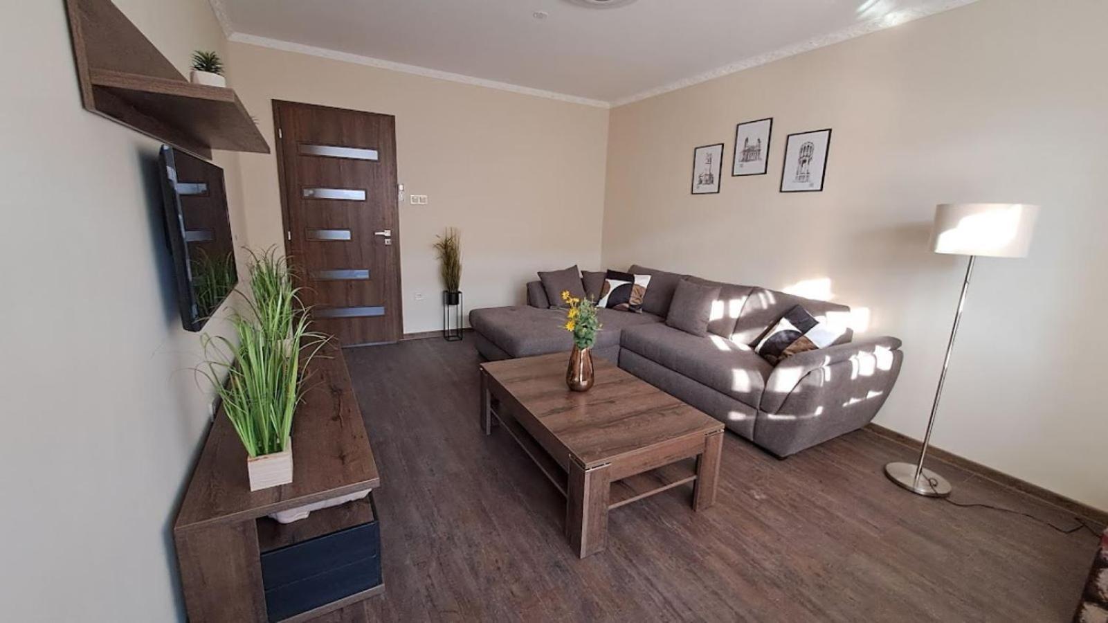 Szilfak City Apartman ไฮจ์ดุสโซบอสโล ภายนอก รูปภาพ