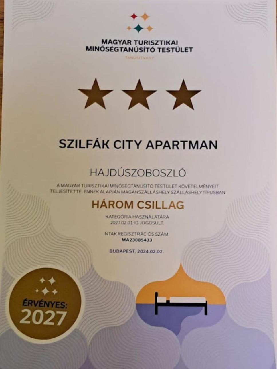 Szilfak City Apartman ไฮจ์ดุสโซบอสโล ภายนอก รูปภาพ